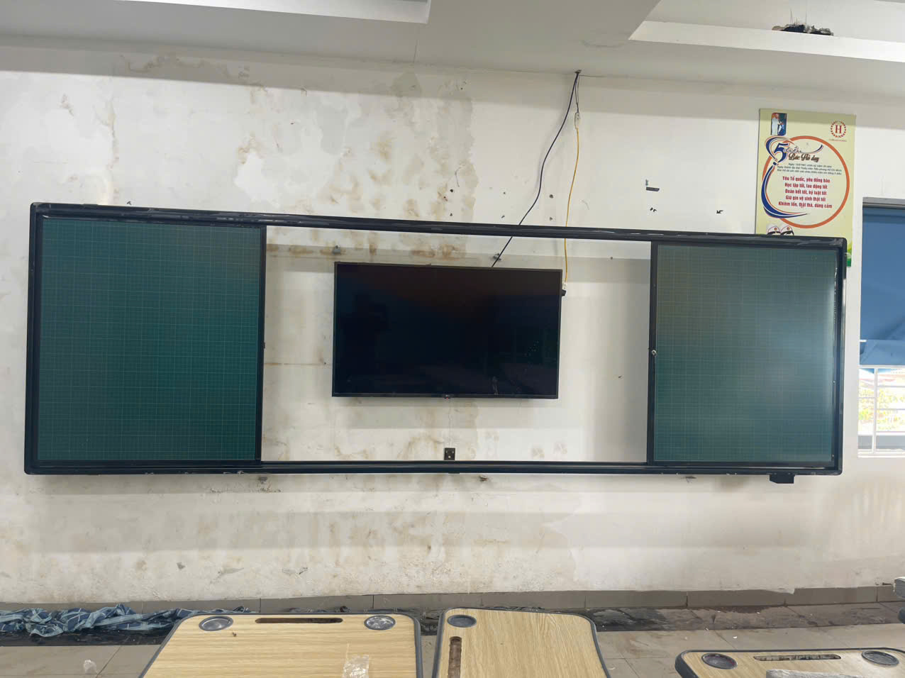 Khu vực trung tâm của hệ bảng được thiết kế để bố trí Tivi hoặc màn hình tương tác phía sau các cánh bảng