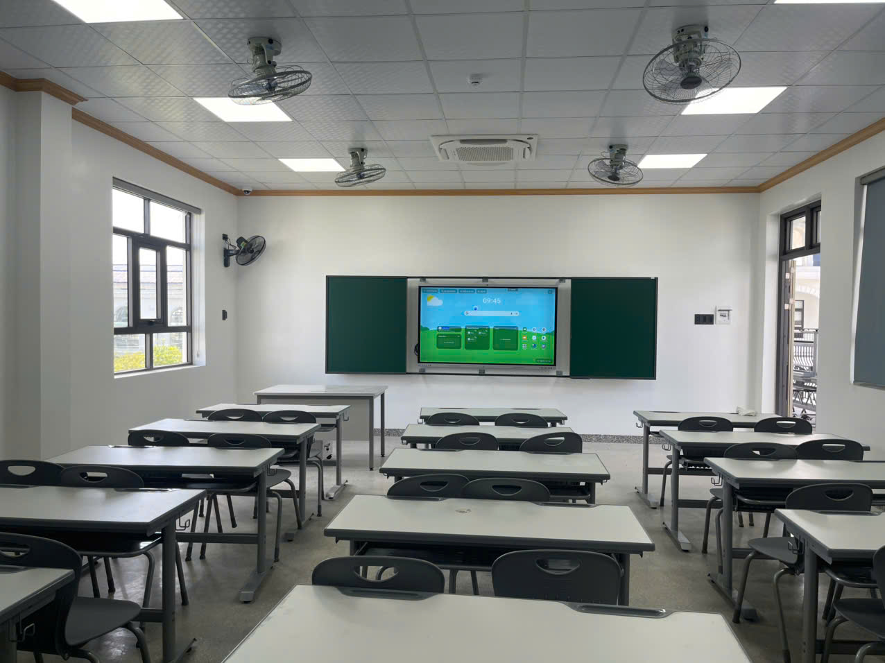 Tivi được bố trí phía sau hệ bảng giúp tận dụng không gian sẵn
