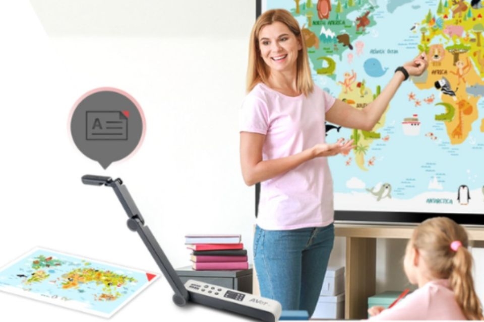 Giáo viên có thể sử dụng máy camera vật thể để trình chiếu trực tiếp sách